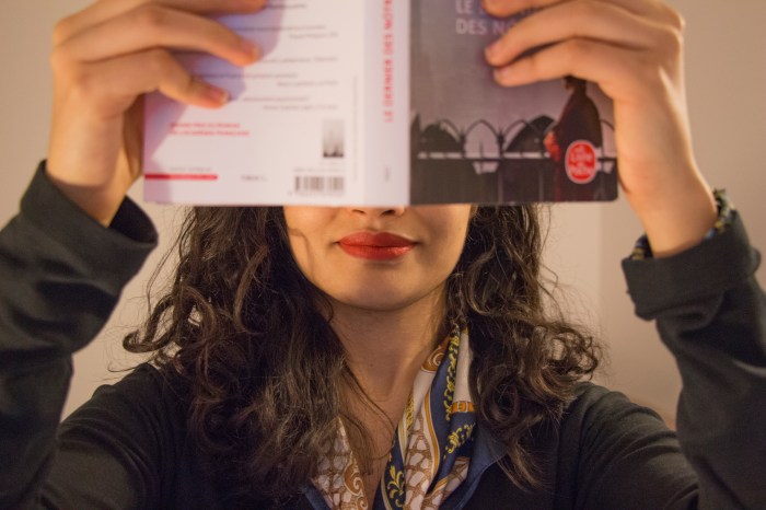Chloé Andrianarisoa lisant un livre aux éditions Livre de Poche