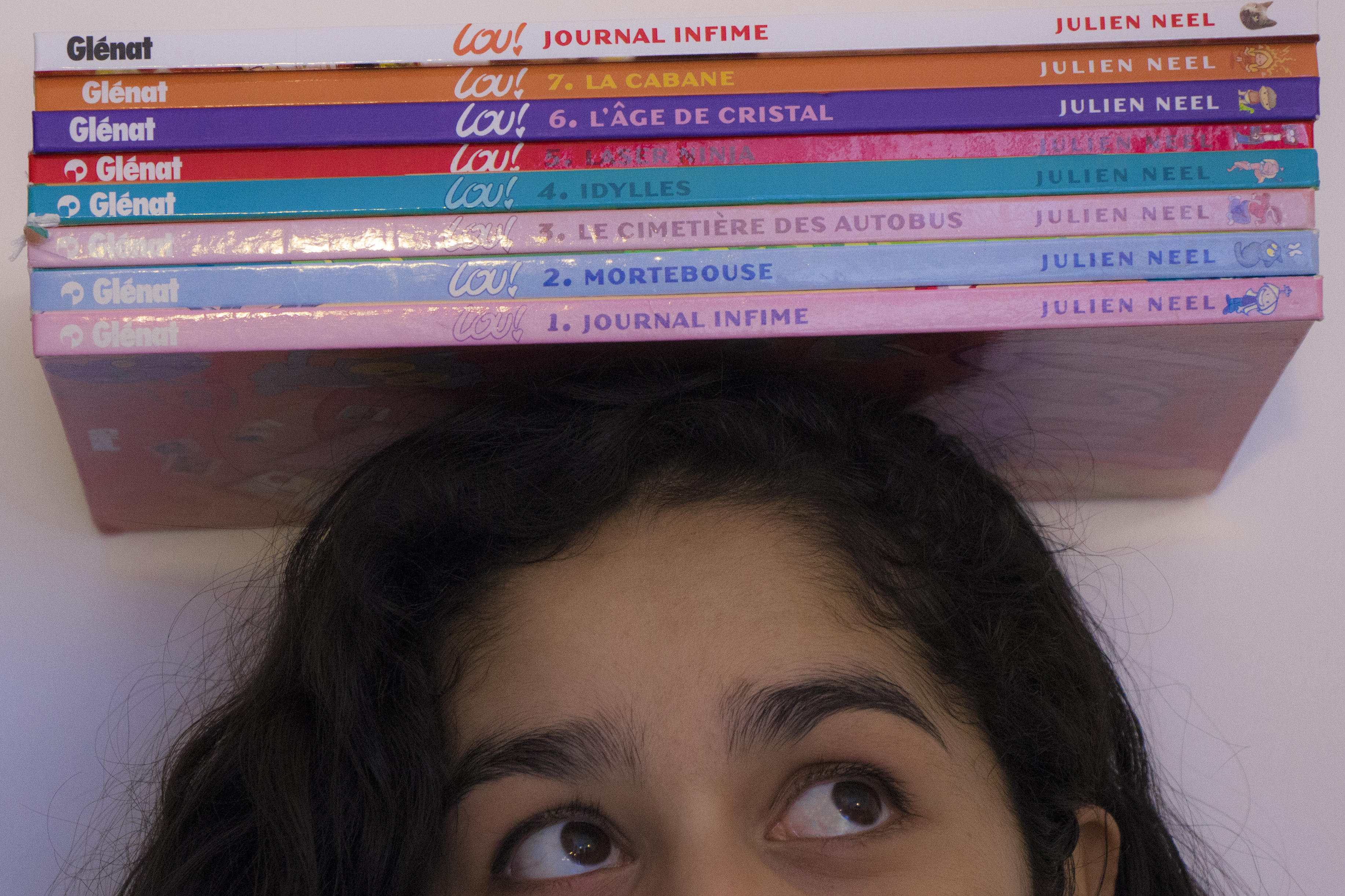 Pile de BD sur la tête de Chloé Andrianarisoa